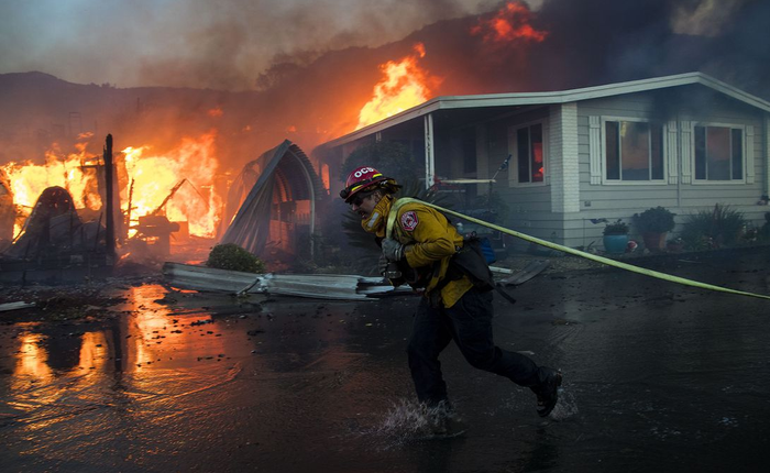 Những hình ảnh ấn tượng về người lính cứu hỏa đang đương đầu với đám cháy dữ dội