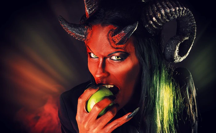 Nhà bình luận nổi tiếng chỉ trích: 'Tại sao chúng ta lại thờ phụng kẻ tham lam và tàn nhẫn như Apple?'