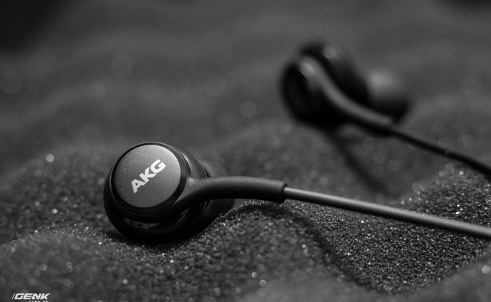 So sánh tai nghe AKG đi kèm Galaxy S8 và Apple EarPods: Ngai vàng đã có chủ mới!
