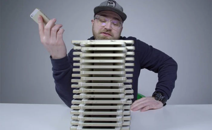 Dùng 108 chiếc iPhone SE để chơi rút gỗ Jenga và cái kết đắng