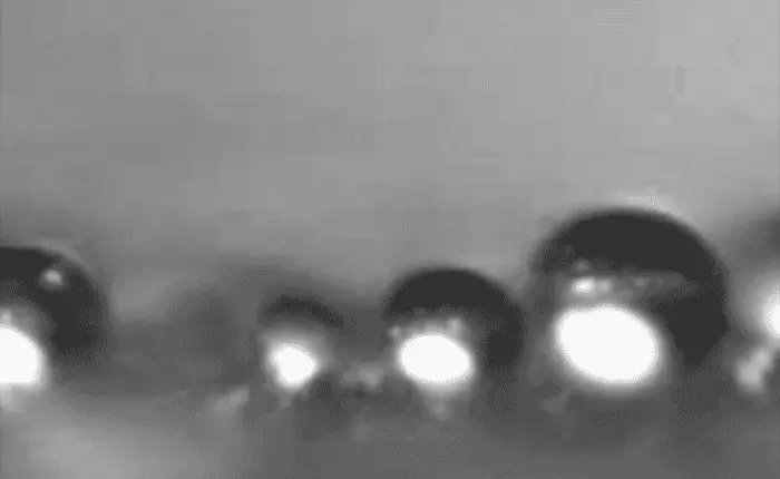 Những giọt nước "nhảy múa" trên bề mặt chống thấm sẽ giúp thiết bị điện tử tản nhiệt trong tương lai