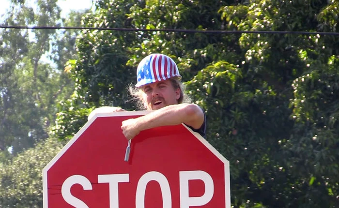 Đi gỡ biển cấm đường để làm video hài, YouTuber bị bắt, có thể đi tù dài hạn