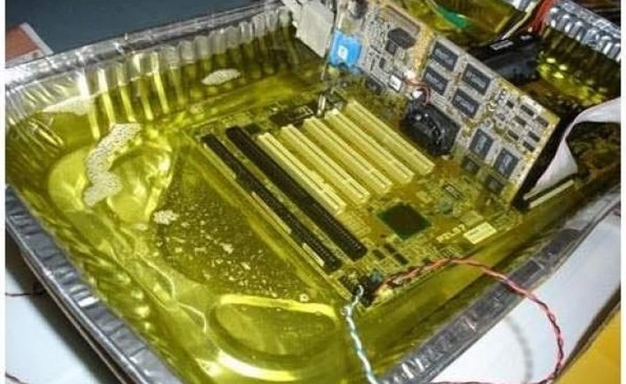 Trong khi người ta vứt máy tính cũ đi thì anh chàng này dùng để rán khoai tây