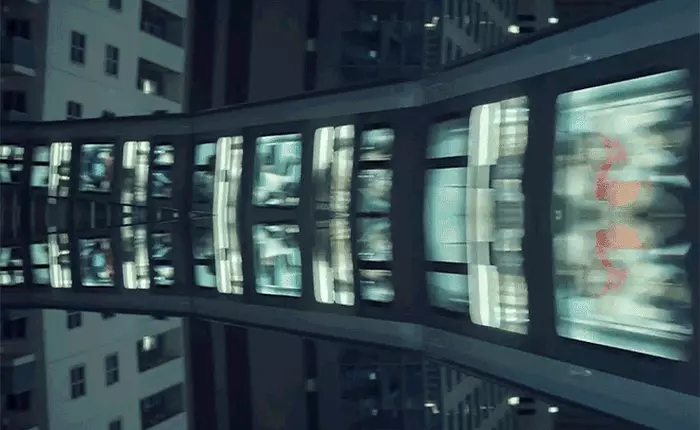 "Lạc hướng" với hình ảnh phản chiếu chuyến tàu hoả tốc hành trong thành phố Tokyo