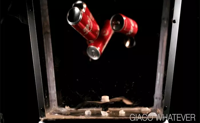 Xem cảnh máy cắt cỏ đóng vai máy xay sinh tố "xử đẹp" mọi thứ