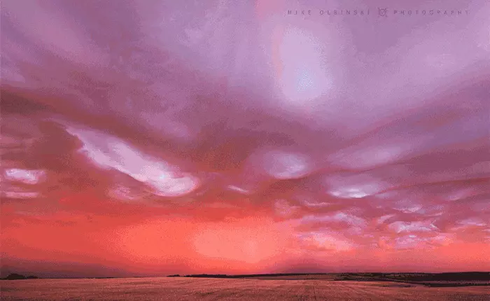 Cái bạn đang nhìn không phải là đại dương đâu, chỉ là đám mây gợn sóng cùng với ánh hoàng hôn và tia sét thôi