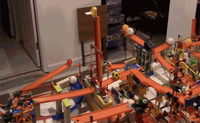 4 tháng ròng rã với 297 lần thử nghiệm, một chàng trai đã tạo ra hệ thống dây chuyền siêu phức tạo và hoàn hảo này đây