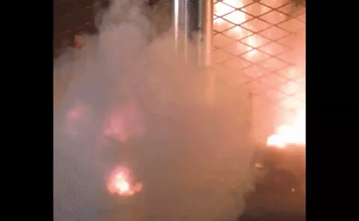 Cho máy nén thuỷ lực đè nát pin dự phòng, bạn sẽ có một vụ nổ ấn tượng như thế này