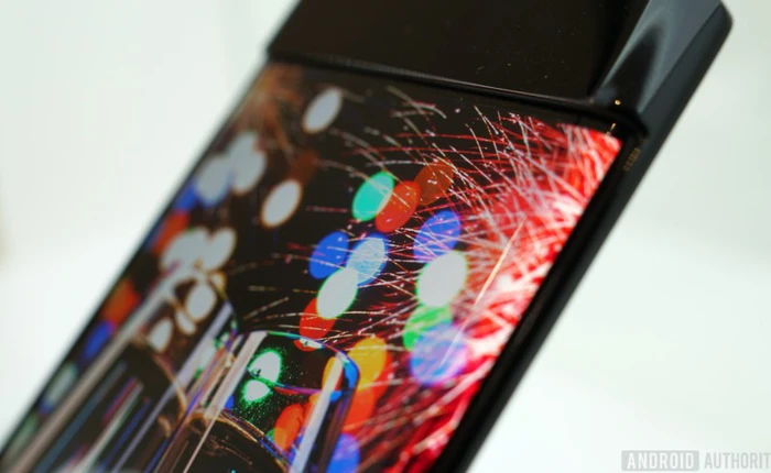 Loại bề mặt kính gần như không phản xạ ánh sáng đã được phát triển thành công, các tấm phim chống chói đã đến lúc hết thời