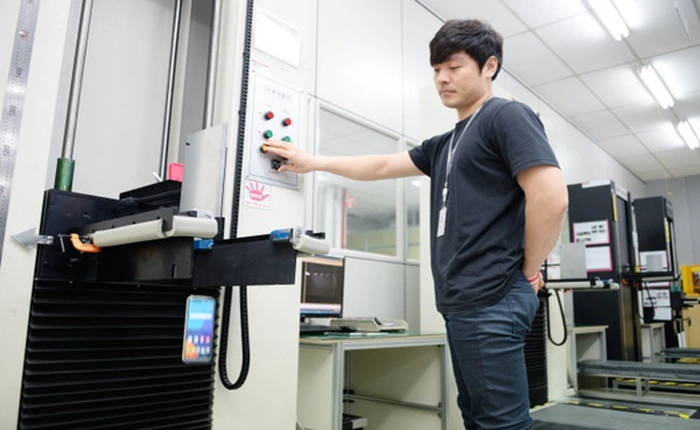 LG mang G6 vào lửa để kiểm tra độ an toàn pin, kể cả có nổ cũng không gây thương tích cho người dùng