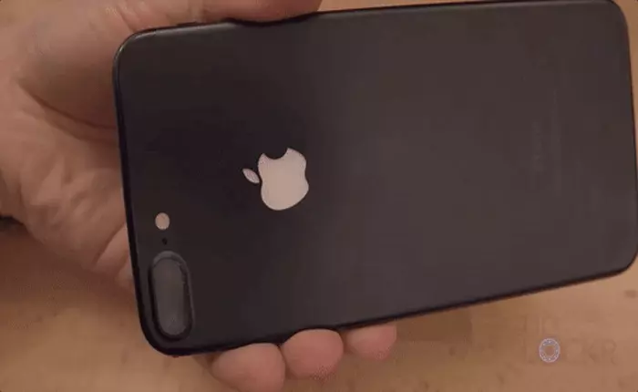 Tự tay làm logo Táo khuyết phát sáng mặt sau iPhone 7 cực "sành điệu"