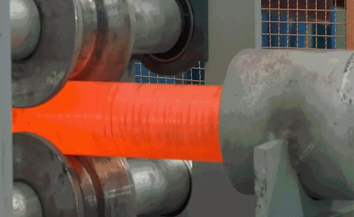 Xem đoạn video chế tạo những quả cầu thép dưới nền nhạc hùng tráng sẽ cho bạn cảm giác như đang chứng kiến các viên ngọc rồng hình thành