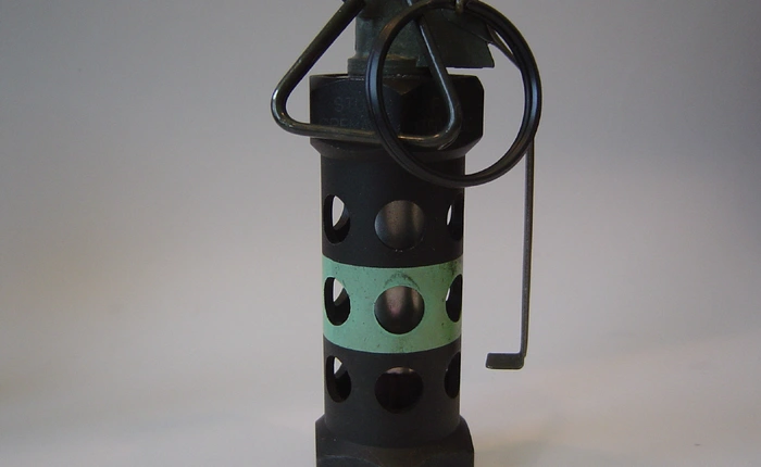 Bạn tưởng bị "mù đặc" trong game đã là khó chịu, lựu đạn gây choáng flashbang ngoài đời thực còn khó chịu hơn gấp trăm lần!