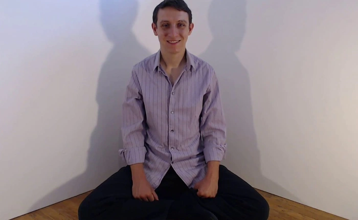 YouTuber up hàng loạt video ngồi trong xó nhà, cười 4 tiếng liền, có video ghi lại cảnh kẻ trộm vào nhìn thấy sợ quá bỏ chạy