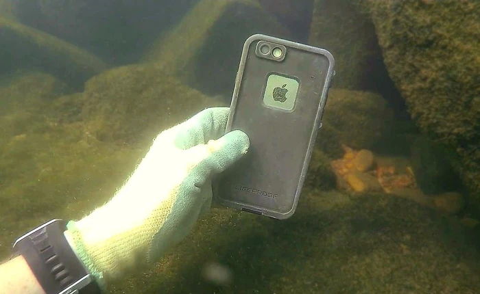 Anh chàng đam mê sóng nước này dọn dẹp đáy sông, nhặt iPhone trả người đánh mất và cứu những sinh vật mắc lưới