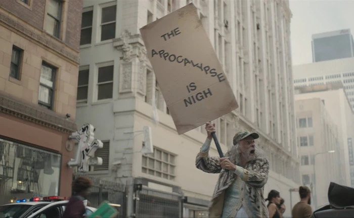 Mời xem video vui do Apple làm: Trái Đất rơi vào cảnh tận thế chỉ vì một anh chàng rút hết dây diện ở trung tâm dữ liệu