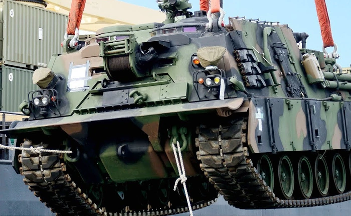 Thủy quân lục chiến Mỹ vận chuyển xe tăng lên tàu giữa biển khơi như thế nào?