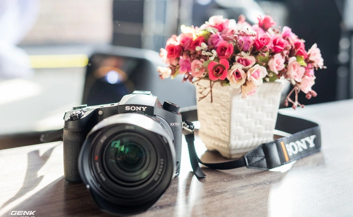 Ngắm nhìn máy ảnh siêu zoom Sony RX10 IV: bắt nét nhanh, chụp 24 fps, quay phim 4K