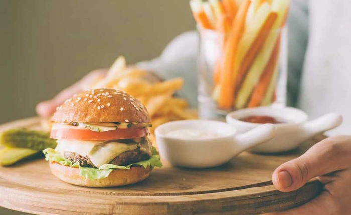 Ăn 3 bữa chính mỗi ngày hay chia thành 6 bữa nhỏ thì tốt hơn?