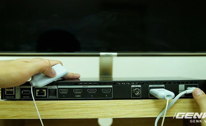 Vợ cứ tắt TV là lọ mọ ra rút phích cắm cho đỡ tốn điện, anh chồng chỉ đưa ra 1 bức ảnh khiến vợ không nói lên lời!