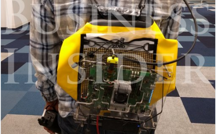 Lộ diện thiết bị đầu tiên của startup bí ẩn Magic Leap, trông giống một chiếc ba-lô