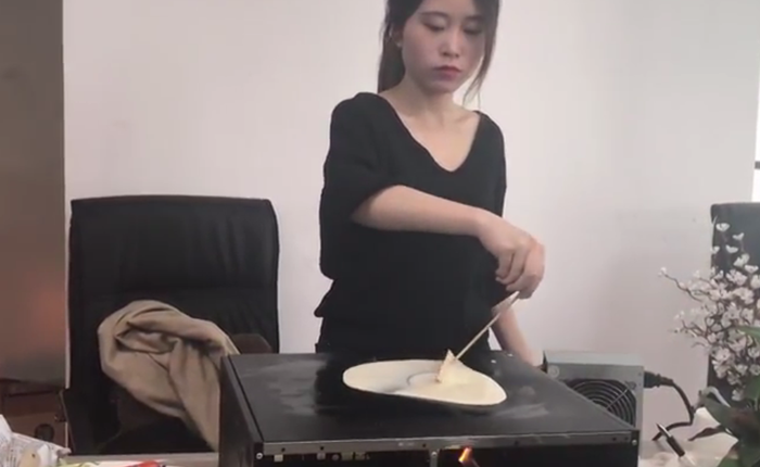 Cô nàng văn phòng "bá đạo" đã trở lại với màn nướng bánh bằng case máy tính