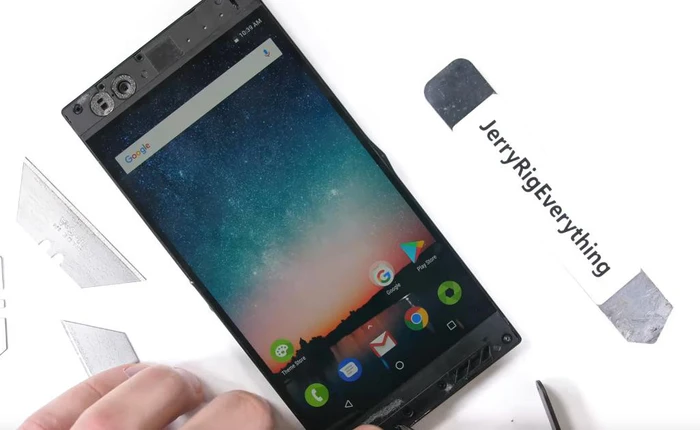 Mổ bụng “quái vật” Razer Phone, ống tản nhiệt lớn nhất từ trước đến nay