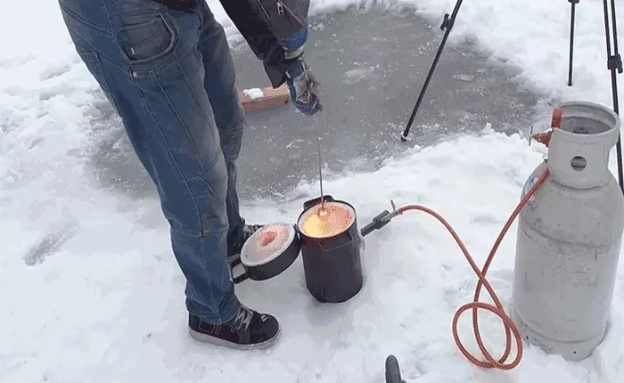 Chuyện gì sẽ xảy ra khi cho khối thép đun nóng lên mặt hồ đóng băng?