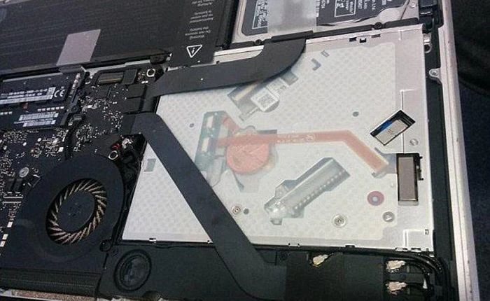 Cựu nhân viên Apple giải thích lý do người ta tìm thấy những đồng xu lạ bên trong MacBook