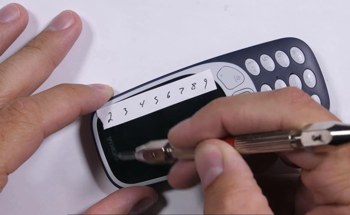 Video tra tấn "cục gạch thần thánh" Nokia 3310 mới, cào xước, bẻ cong, đốt nóng xem liệu có bền như đàn anh đi trước