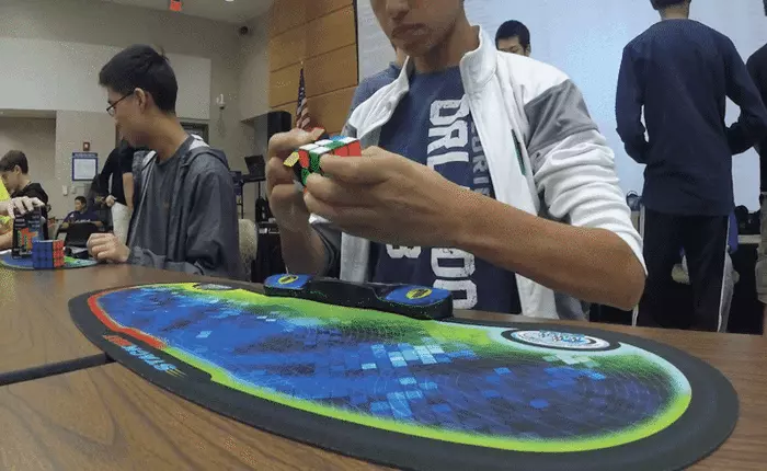 Kỷ lục xoay rubik thế giới đã bị phá vỡ bởi chàng trai 15 tuổi với khoảng cách chỉ 0,04 giây