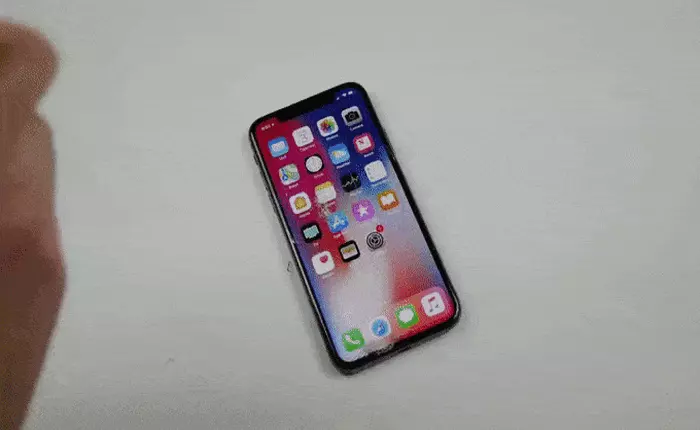 Thả rơi thôi là chưa đủ, anh chàng này còn dùng búa đập, dùng dao đâm nát chiếc iPhone X đắt tiền