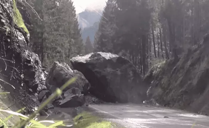 Đây là hòn đá nặng 200 tấn dám ngáng đường con người và nó đã bị cho nổ tan tành, chứng minh con người không ngán điều gì