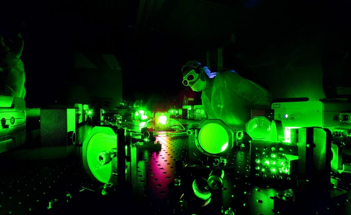 Các nhà vật lý học tạo ra được nguồn sáng sáng nhất trong lịch sử, bằng một tỷ lần Mặt Trời