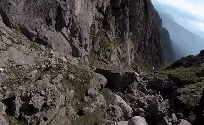 Thót tim với cảnh anh chàng liều mạng điều khiển dù lượn ngay sát đáy hẻm núi