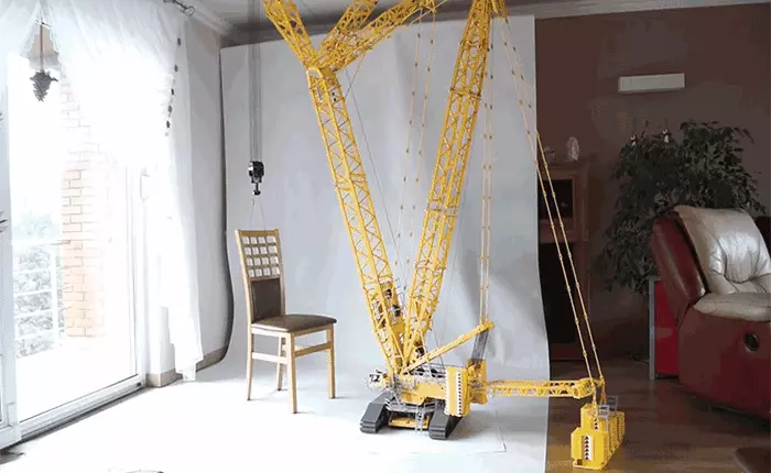 Tưởng là món đồ chơi vô dụng nhưng chiếc xe bằng LEGO này có thể cẩu được nhiều thứ không thua gì hàng thật