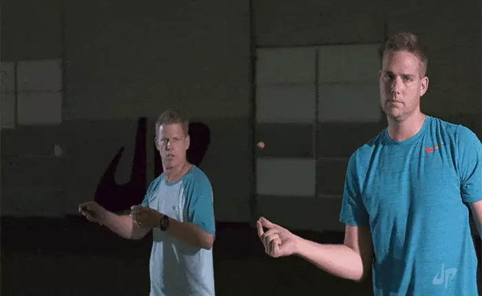 Nếu ninja vẫn còn ở thời hiện đại, chưa chắc họ đã vượt qua khả năng ném bài thần sầu của anh chàng này