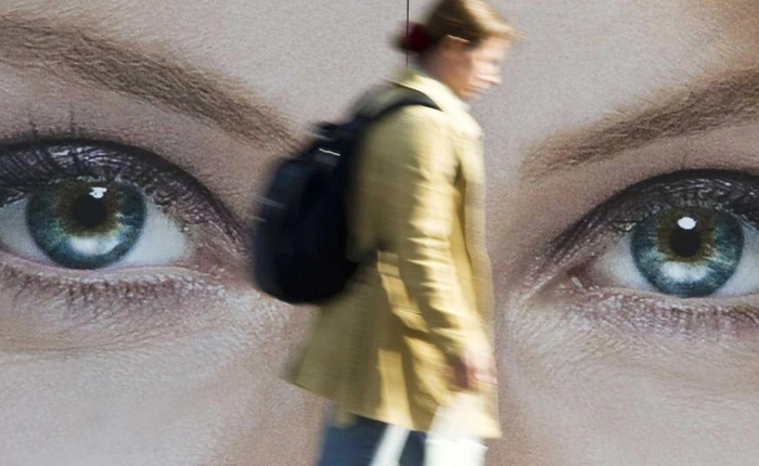 Bạn luôn cảm thấy bị theo dõi dù chẳng ai nhìn mình? Khoa học đã có lời giải cho hiện tượng này