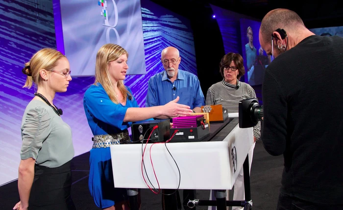 uBeam lần đầu tiên trình diễn công nghệ sạc không dây (đúng nghĩa là không có dây, sạc qua không khí) của tương lai