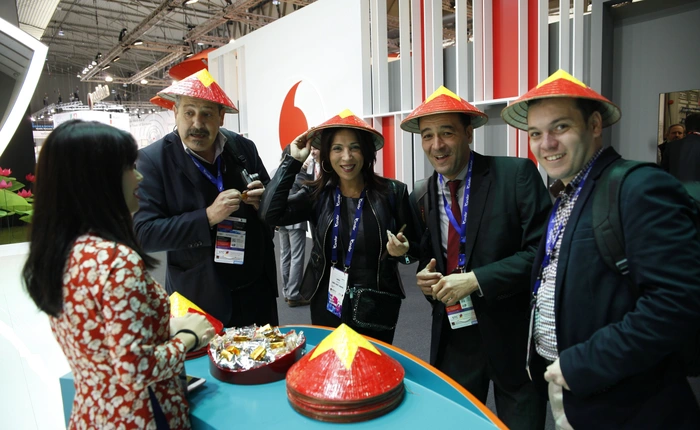 Viettel lại mang nón lá và kẹo lạc đến trình diễn ở MWC 2017