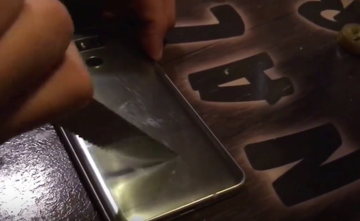 LG G6 thử khả năng chống xước trong quán bar