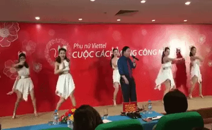 Phó tổng Giám đốc Viettel gây sốt khi hát lại hit “Nơi này có anh” của Sơn Tùng M-TP nhân ngày Phụ nữ 8/3
