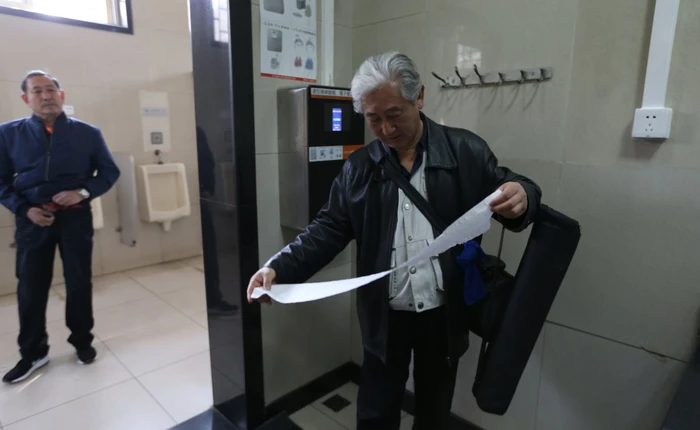 Trung Quốc phải sử dụng công nghệ nhận dạng khuôn mặt để chống nạn ăn cắp giấy vệ sinh