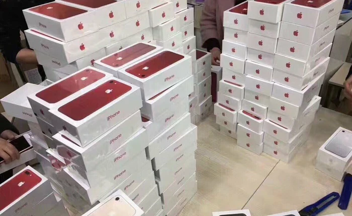 Nên chờ vài ngày nữa để mua iPhone 7 đỏ, giá khoảng 21 triệu đồng