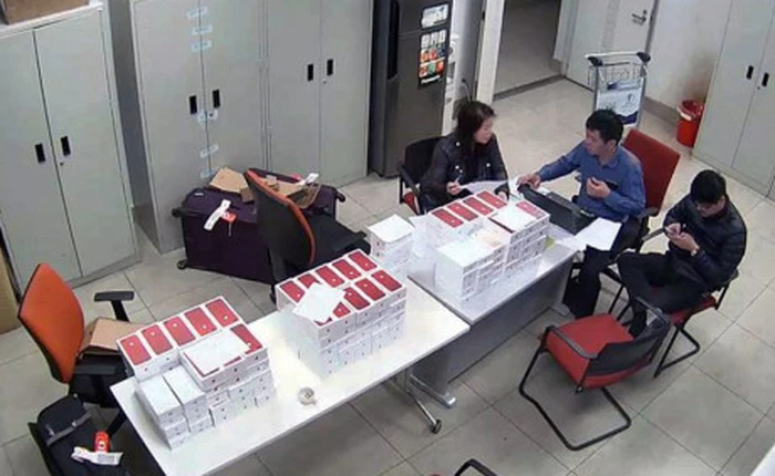 Tịch thu hàng trăm chiếc iPhone 7, 7 Plus màu đỏ nhập lậu