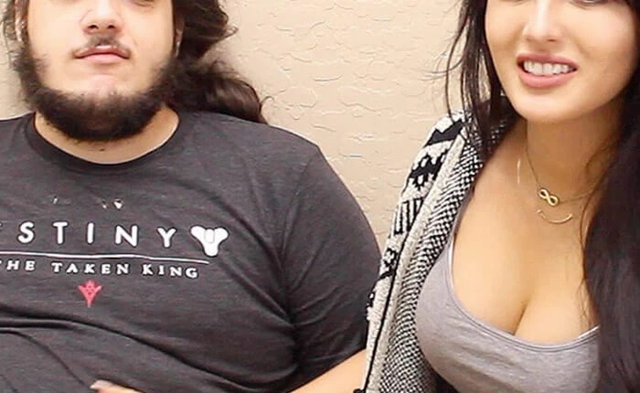 Chàng Youtuber béo đã "tán đổ" một trong những nữ game thủ quyến rũ nhất thế giới như thế nào?