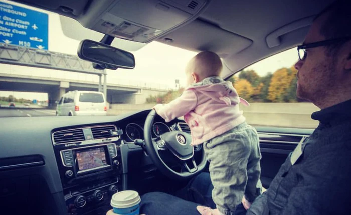 Muốn làm người khác thót tim? Hãy Photoshop cô con gái nhỏ vào những tình huống nguy hiểm như ông bố này!