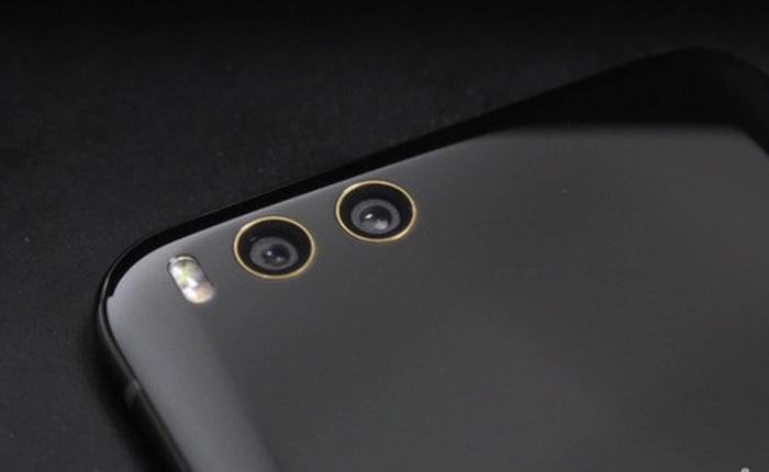 Ảnh thực tế Mi 6 Ceramic Edition: Vỏ gốm cong 3D ở bốn cạnh, viền vàng 18k xung quanh camera, logo và giao diện màu vàng sang chảnh