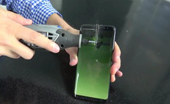Tra tấn Galaxy S8 đủ kiểu nhưng vẫn không nổ