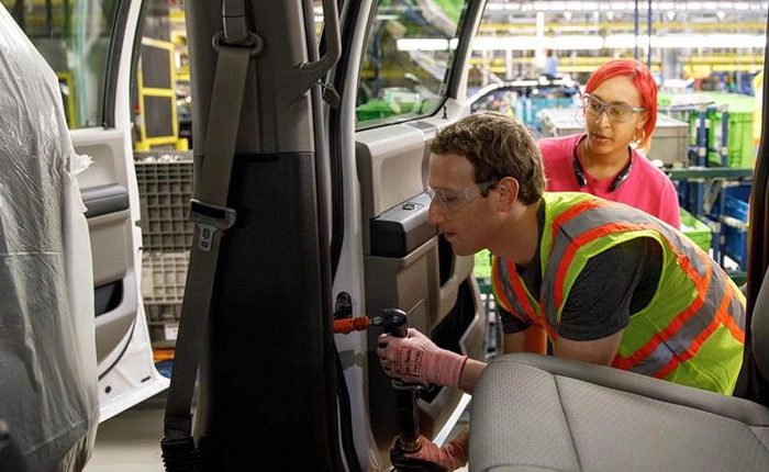 Chán điều hành Facebook, CEO Mark Zuckerberg thử làm công nhân lắp ráp ô tô ở nhà máy Ford
